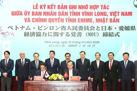 Lãnh đạo hai tỉnh tiến hành ký kết Bản ghi nhớ hợp tác. 