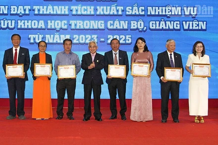 Khen thưởng cho các tập thể và cá nhân hoàn thành xuất sắc nhiệm vụ nghiên cứu khoa học. 