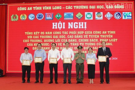 Khen thưởng cho các tập thể và cá nhân có thành tích xuất sắc.