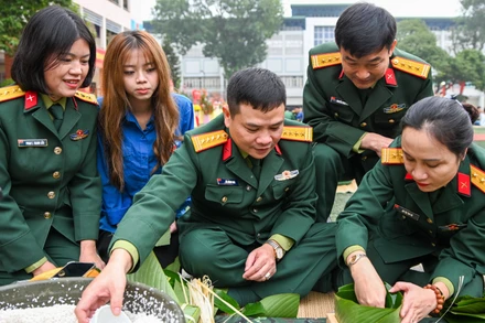 Chỉ huy Lữ đoàn 144 cùng các đại biểu tham gia gói bánh cùng cán bộ, chiến sĩ.