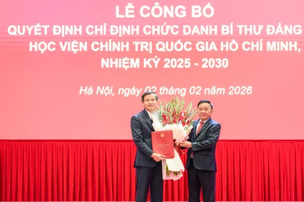 Thường trực Ban Bí thư Trần Cẩm Tú trao Quyết định và tặng hoa chúc mừng đồng chí Đoàn Minh Huấn.