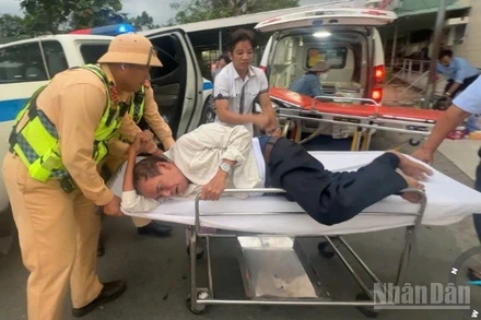 Cảnh sát giao thông đưa người bệnh đi cấp cứu kịp thời.