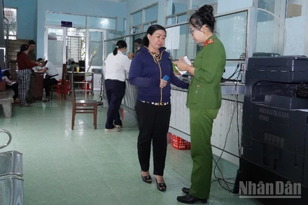 Công an phường Trung An (tỉnh Đồng Tháp) hướng dẫn người dân thực hiện thủ tục hành chính. (Ảnh: DUY PHƯƠNG)