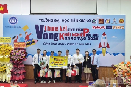 Ban tổ chức trao giải Đặc biệt cho Dự án “Chanh dây Plus-Đa dạng hóa sản phẩm từ chanh dây”. 