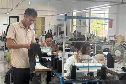 Xưởng may của gia đình anh Nguyễn Văn Hùng (Hưng Yên) tạo việc làm cho nhiều phụ nữ trong thôn xóm.