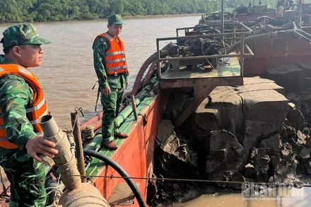 Tổ công tác kiểm tra phương tiện vi phạm trên biển. 