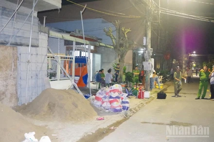 Hiện trường vụ cháy và lực lượng chức năng tích cực điều tra, làm rõ.