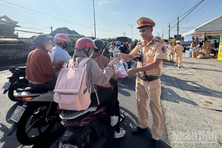 Lực lượng Cảnh sát giao thông tổ chức phát nước cho người dân.