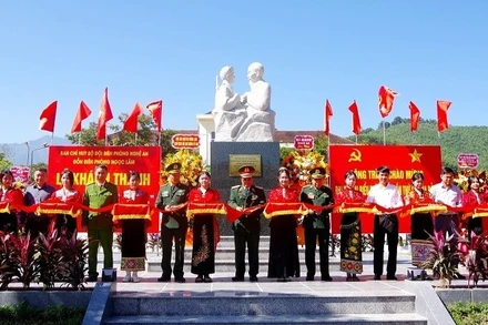 Các đại biểu cắt băng khánh thành thành tượng đài “Bác Hồ với chiến sĩ Biên phòng”.
