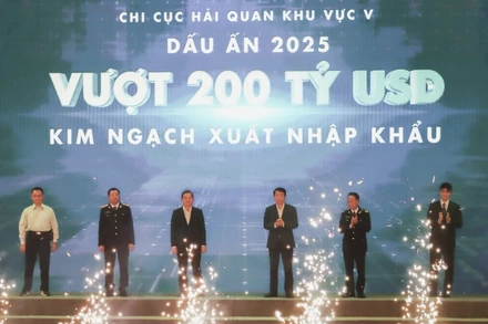 Chi cục Hải quan khu vực V thực hiện nghi thức ghi dấu mốc kim ngạch xuất nhập khẩu vượt 200 tỷ USD trong năm 2025. 