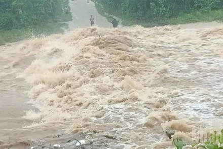 Nước lũ cuồn cuộn đổ về tại một ngầm tràn trên địa bàn xã Hướng Phùng, tỉnh Quảng Trị.