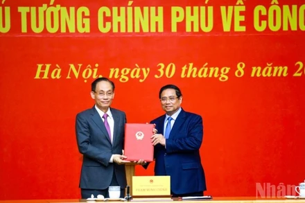 Thủ tướng Phạm Minh Chính trao quyết định tiếp nhận đồng chí Lê Hoài Trung, Bí thư Trung ương Đảng, Chánh Văn phòng Trung ương Đảng, về công tác tại Bộ Ngoại giao, giao Quyền Bộ trưởng Bộ Ngoại giao. (Ảnh: Trần Hải)