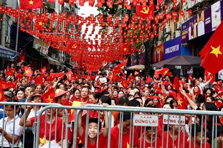 Theo Nghị quyết số 263/NQ-CP mỗi công dân được tặng quà trị giá 100.000 đồng/người, bằng tiền. (Ảnh: BÁO NHÂN DÂN)