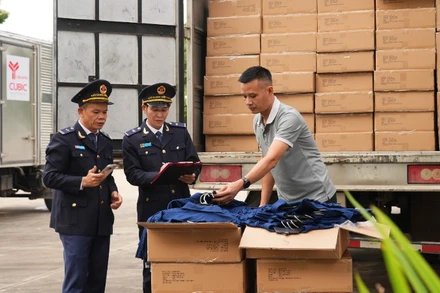 Lực lượng hải quan thực hiện kiểm tra thực tế hàng hóa theo quy định. (Ảnh: Cục Hải quan)