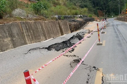 Hiện tượng trồi mặt đường và vết nứt tại Km112+200, Quốc lộ 24 chạy qua địa bàn xã Măng Đen.