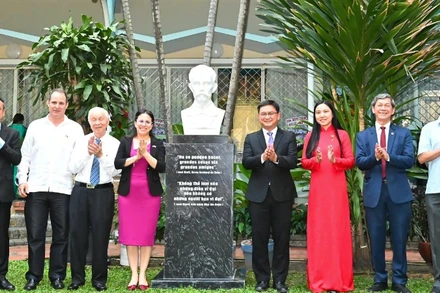 Các đại biểu tham dự buổi lễ (Ảnh: Việt Dũng)