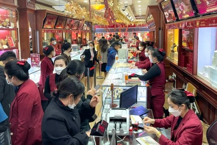 Người dân giao dịch mua vàng tại một cửa hàng trên phố Trần Nhân Tông (Hà Nội) trong bối cảnh giá vàng liên tục biến động mạnh. (Ảnh: MINH PHƯƠNG)