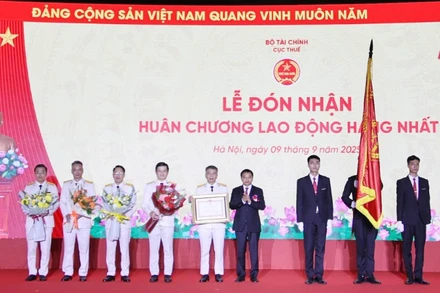 Bộ trưởng Tài chính Nguyễn Văn Thắng đã trao Huân chương Lao động hạng Nhất cho tập thể Cục Thuế.