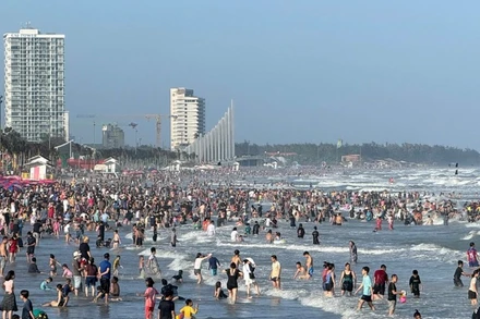 Du khách tắm biển bãi Sau, Thành phố Hồ Chí Minh chiều 18/2. 