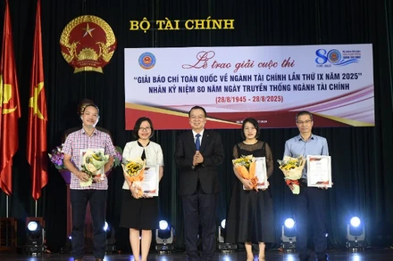 Báo Nhân Dân vinh dự được nhận giải A Giải báo chí toàn quốc về ngành Tài chính lần thứ IX năm 2025 cho tác phẩm: “Nâng hạng thị trường chứng khoán Việt Nam: Từ cam kết đến thực thi”. (Ảnh: HOÀI PHƯƠNG)