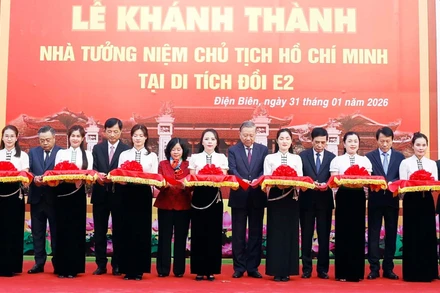 Tổng Bí thư Tô Lâm và các đại biểu thực hiện nghi thức cắt băng khánh thành Nhà tưởng niệm Chủ tịch Hồ Chí Minh tại di tích đồi E2. (Ảnh: Thống Nhất/TTXVN)