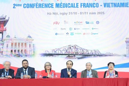 Chủ tọa đoàn phiên toàn thể Hội nghị Y học Pháp-Việt lần thứ 2.