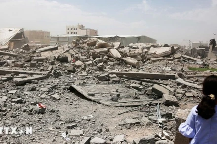 Cảnh đổ nát sau vụ không kích của Mỹ tại Sanaa, Yemen. (Ảnh: THX/TTXVN) 