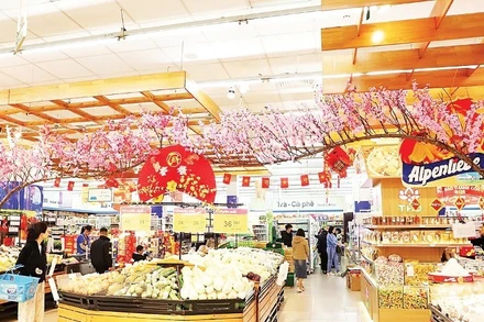 Hoạt động bán lẻ diễn ra sôi động tại các siêu thị, trung tâm thương mại. (Ảnh: Báo Nhân Dân)