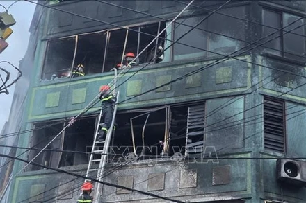 Lực lượng chức năng xử lý hiện trường vụ cháy.