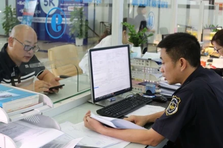 Cán bộ hải quan hướng dẫn, giải quyết thủ tục cho doanh nghiệp tại khu vực làm thủ tục. 