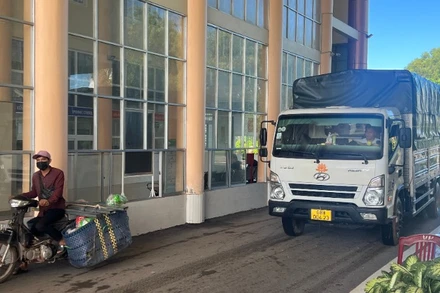 Hoạt động thông quan tại Cửa khẩu quốc tế Hà Tiên, điểm kết nối quan trọng trong thương mại Việt Nam-Campuchia. (Ảnh: MINH PHƯƠNG)