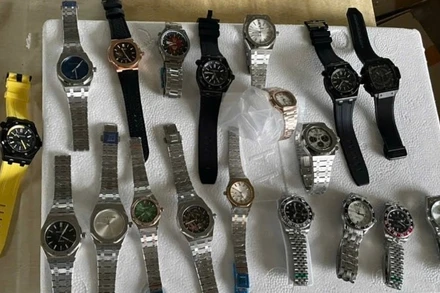 Lô hàng đồng hồ quá cảnh từ Trung Quốc đi Lào nghi xâm phạm quyền sở hữu trí tuệ tại cửa khẩu quốc tế Trà Lĩnh.