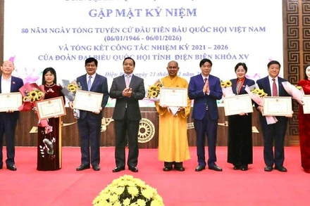 Đồng chí Trần Tiến Dũng, Bí thư Tỉnh ủy Điện Biên cùng đồng chí Lê Văn Lương, Chủ tịch Ủy ban nhân dân tỉnh trao Bằng khen tặng các cá nhân.