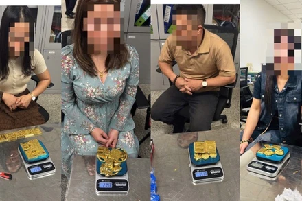 Bốn hành khách nhập cảnh từ Đài Loan (Trung Quốc) cùng tang vật 12,3kg kim loại nghi vàng bị lực lượng chức năng thu giữ tại sân bay Nội Bài.