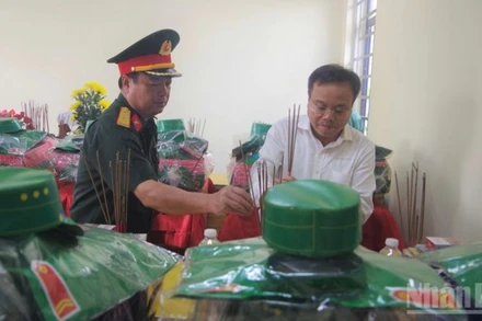 Phó Chủ tịch Ủy ban nhân dân tỉnh Quảng Trị Lê Đức Tiến cùng Đại tá Lê Hồng Việt, Chính ủy Bộ Chỉ huy quân sự tỉnh Quảng Trị dâng hương tri ân các anh hùng liệt sĩ.