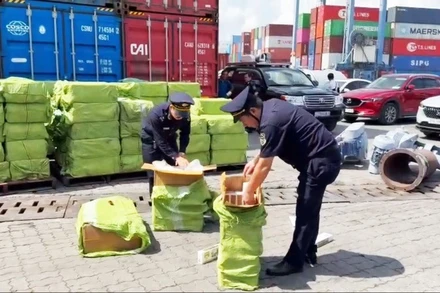 Lực lượng chức năng phát hiện hơn 84.000 bao thuốc lá điếu nhãn hiệu Marlboro được cất giấu tinh vi bên trong 2 bồn thép rỗng. (Ảnh: CHQ)