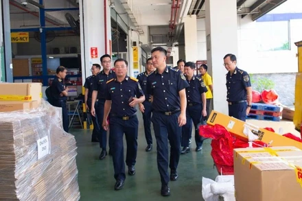 Từ 1/8, cơ quan Hải quan sẽ chính thức triển khai thu thuế giá trị gia tăng tự động trên hệ thống đối với hàng hóa nhập khẩu có giá trị thấp (dưới 1 triệu đồng) gửi qua dịch vụ chuyển phát nhanh. (Ảnh: CHQ)