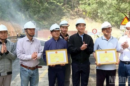 Chủ tịch Ủy ban nhân dân tỉnh Lâm Đồng Hồ Văn Mười (thứ ba, bên phải) trao bằng khen tặng các đơn vị có thành tích xuất sắc trong khắc phục sự cố sạt lở đèo Mimosa.