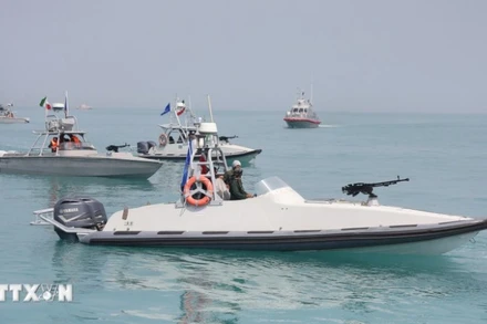 Tàu chiến của Lực lượng Vệ binh Cách mạng Hồi giáo Iran được triển khai tại Vịnh Persian, gần Bushehr, Iran. (Ảnh: THX/TTXVN) 