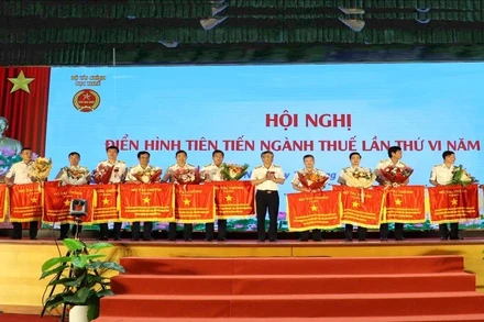 Cục trưởng Mai Xuân Thành trao tặng Cờ thi đua của Bộ Tài chính cho các tập thể xuất sắc của ngành Thuế. 