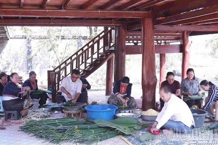 Gia đình Thượng tướng Souvon Leuangbounmi quây quần gói bánh chưng ngày Tết. (Ảnh: Duy Toàn)