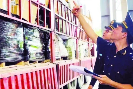 Hải quan triển khai trực 24/7 để giải quyết nhanh thủ tục thông quan hàng hóa xuất khẩu, nhập khẩu trong đợt cao điểm sát Tết.