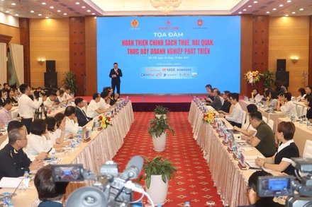 Toàn cảnh tọa đàm “Hoàn thiện chính sách thuế, hải quan, thúc đẩy doanh nghiệp phát triển”. 