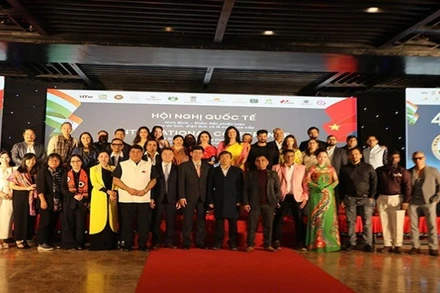 Các đại biểu tham gia hội nghị đối thoại, chia sẻ kinh nghiệm và giới thiệu các mô hình phát triển chiến lược du lịch bền vững giữa các quốc gia.