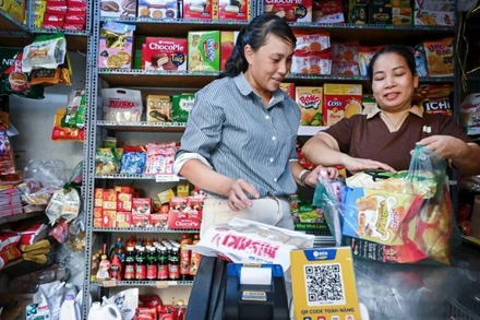 Hộ kinh doanh sử dụng mã QR thanh toán không tiền mặt, góp phần thúc đẩy tài chính toàn diện. (Ảnh: THÀNH ĐẠT) 