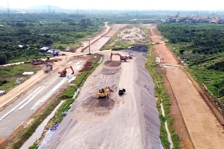 Hoàn thiện khung pháp lý về quản lý nợ công được kỳ vọng tạo điều kiện huy động và sử dụng hiệu quả nguồn vốn cho các dự án hạ tầng trọng điểm. (Ảnh: BÁO NHÂN DÂN)