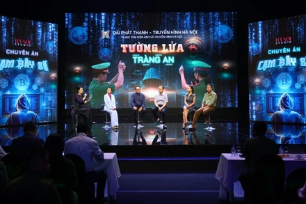 Ê-kíp thực hiện phim "Tường lửa Tràng An" giao lưu tại lễ giới thiệu và khởi động phim.