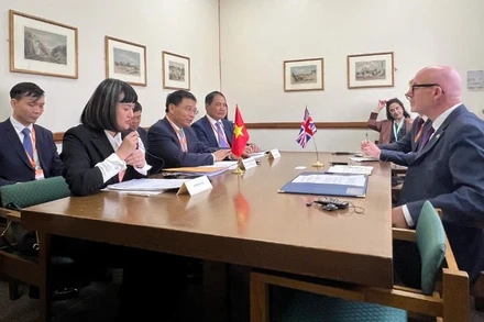 Bộ trưởng Tài chính Nguyễn Văn Thắng tại buổi tiếp và làm việc với Đặc phái viên Thương mại của Thủ tướng Anh, Ngài Matt Western. (Ảnh: BTC)