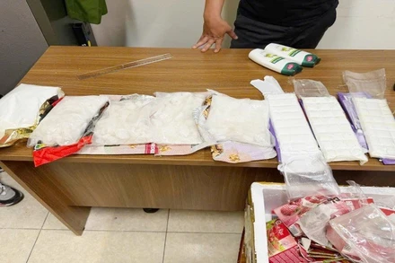 Hơn 3,1kg ma túy loại Ketamin. Tang vật được đối tượng cất giấu tinh vi, trà trộn trong 8 túi hạt tổng hợp và kẹo socola. (Ảnh: CHQ)