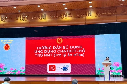 Tại hội nghị, một nội dung được tập huấn trao đổi, làm rõ đó là hướng dẫn sử dụng công cụ trợ lý ảo (Chatbot) tích hợp trên eTax Mobile. (Ảnh: MINH PHƯƠNG)